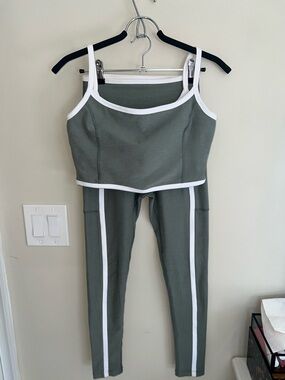 Beyond Yoga Grey Sage/White Spacedye New Moves Cropped Tank & Legging Set